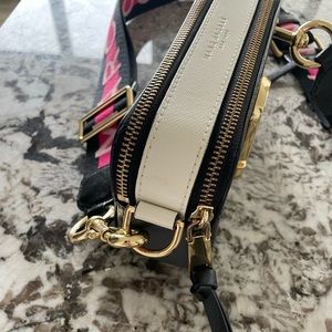 marc jacobs snapshot bag black with pink strap